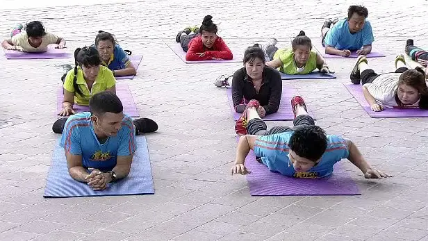 แก้คอยื่นด้วยการบริหารกล้ามเนื้อกระดูกสันหลังส่วนอก
