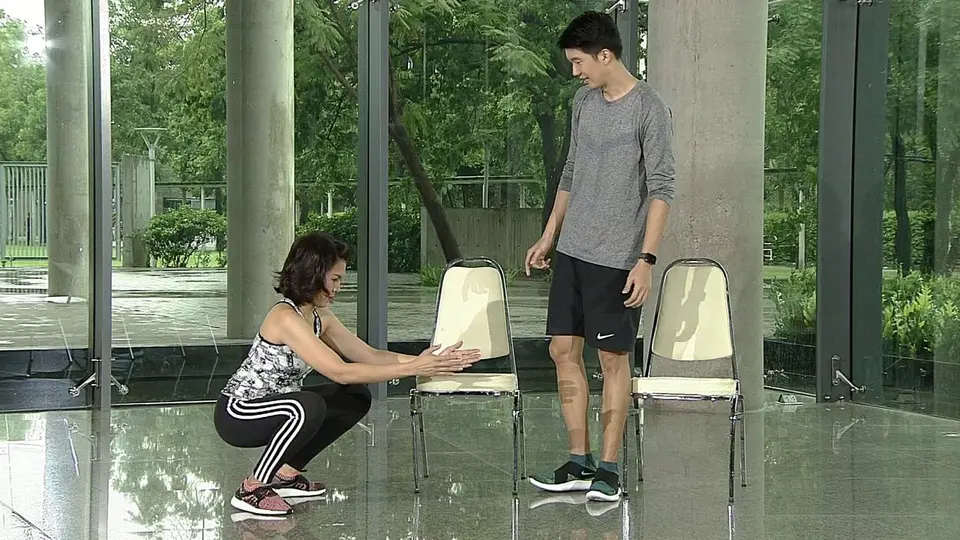 ท่าสควอทแก้เมื่อยหลังสำหรับคนที่ต้องยืนนานๆ