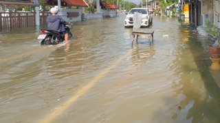 น้ำทะเลหนุน 3 วันติด ท่วมตลาดแม่กลอง แม่ค้ารายได้หด-ร้านค้าถูกน้ำท่วม