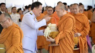 นายกฯ ทำบุญตักบาตรถวายพระราชกุศล เนื่องในวันคล้ายวันสวรรคต 'สมเด็จพระพันปีหลวง'