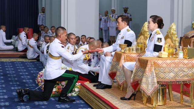 “ในหลวง-พระราชินี” พระราชทานกระบี่และปริญญาบัตร แก่ผู้สำเร็จการศึกษาจากสถาบันการศึกษาทางทหาร