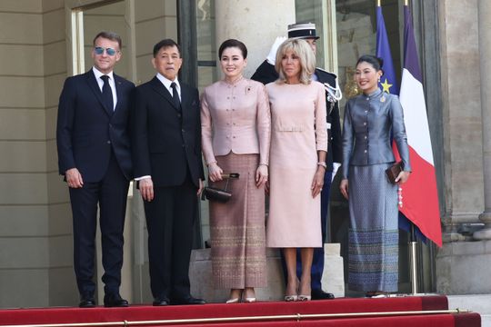 ในหลวง-พระราชินี ทรงร่วมพิธีรับเสด็จอย่างเป็นทางการ ในโอกาสเยือนฝรั่งเศส 'มาครง-ภริยา' เฝ้าฯ รับเสด็จ ยิ่งใหญ่ 