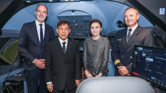 “ในหลวง-พระราชินี” ทอดพระเนตรบริษัทแอร์บัส ก่อนเสด็จฯ กลับประเทศไทย