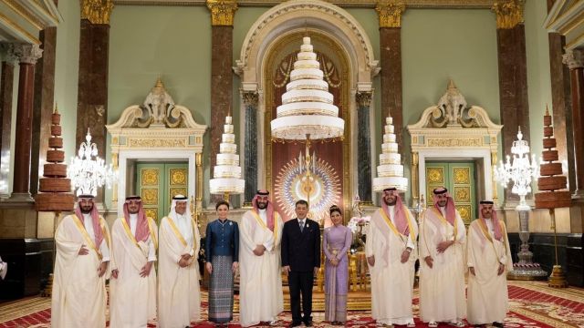 ในหลวง-พระราชินี โปรดเกล้าฯ คณะผู้นำเอเปค และภริยา เข้าเฝ้าฯ