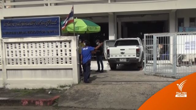 ระทึก! ชายวัย 58 ปีขับรถขนน้ำมันพุ่งชนสำนักงานบังคับคดีบุรีรัมย์
