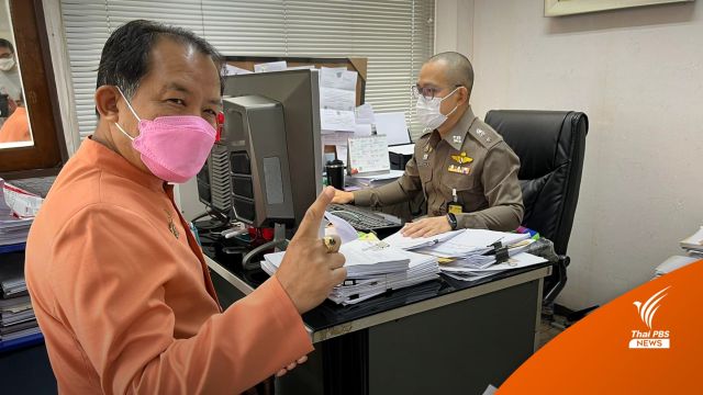 "ศรีสุวรรณ" พบ ตร.รับทราบข้อหา ปมป้ายหาเสียง "ชัชชาติ"