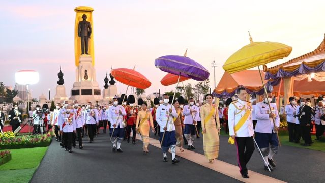 "ในหลวง-พระราชินี" เสด็จฯ ทรงเปิดพระบรมราชานุสาวรีย์ รัชกาลที่ 9 