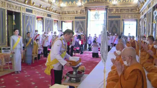 "ในหลวง-พระราชินี" ทรงบำเพ็ญพระราชกุศลถวายผ้าพระกฐิน