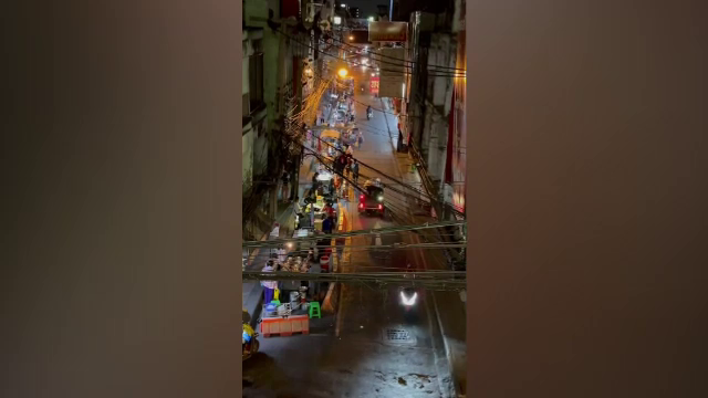 กังขา! รถเข็นร้านค้ายึด 1 ช่องจราจรย่านสมุทรปราการ 
