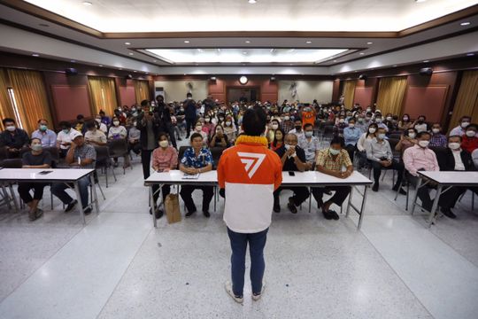 "ก้าวไกล" ลงพื้นที่คุยชาวประมง ย้ำดัน กม.ประมงทันที หากเป็นรัฐบาล