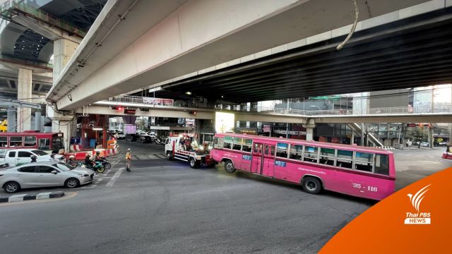 รถเมล์สาย 8 ชนกระบะ ก่อนพุ่งชน จนท.ซ่อมบำรุงทาง เจ็บ 16 คน