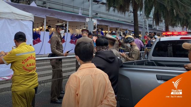ตร.คุมตัวชายใช้มีดแทงหญิงหน้าห้างฯย่านประตูน้ำ เสียชีวิต  