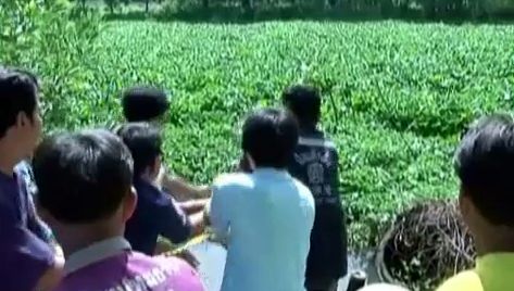 เจ้าหน้าที่กู้ภัยปทุมธานีช่วยเหลือเรือชาวบ้านติดกอผักตบชวา
