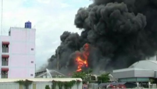 เหตุเพลิงไหม้โรงงานผลิตสี จ.สมุทรสาคร สร้างความเสียหายโรงงานทั้งหมด