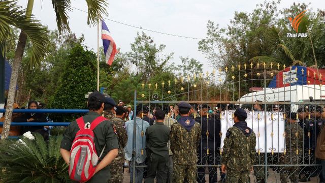 คุมเข้มชาวบ้านวังสะพุง  เฝ้า อบต.เขาหลวง ค้านประชุมลับเปิดทางใช้ที่ ส.ป.ก.ทำเหมือง