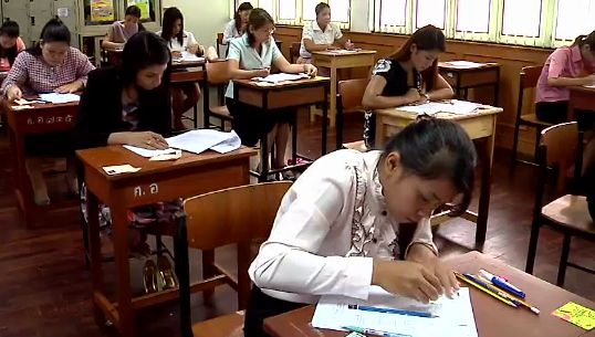 เจ้าหน้าที่เตรียมตรวจโทรศัพท์ที่ยึดในการ"สอบครูผู้ช่วย"