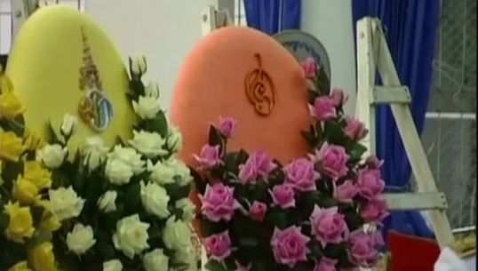 ในหลวงพระราชทานพวงมาลาหน้าหีบศพนายทหาร จากเหตุความไม่สงบในจ.ปัตตานี