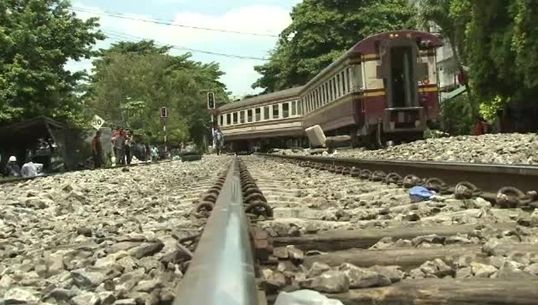 เกิดเหตุรถไฟตกรางหลังตลาดโบ๊เบ๊ไม่มีผู้ได้รับบาดเจ็บ