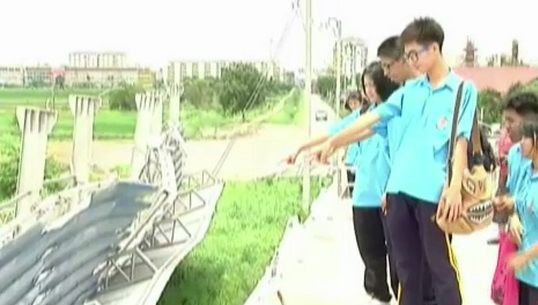พายุฝนพัดถล่มอัฒจันทร์ ร.ร.สายปัญญา รังสิต จ.ปทุมธานี พังเสียหาย 