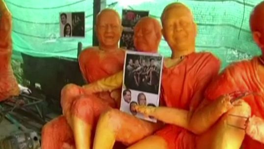 เทียนพรรษาล้อการเมืองชุด "พี่มาร์คพระโขนง" ในจ.นครราชสีมา