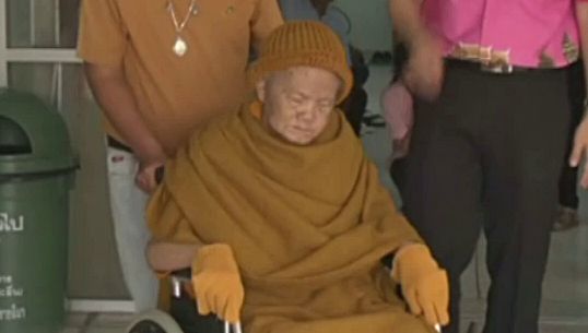 แพทย์เลื่อนกำหนดให้หลวงพ่อคูณกลับวัด