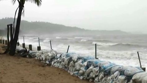 ผู้ประกอบการโรงแรม จ. พังงา วางกระสอบทรายกันคลื่นเซาะชายหาด