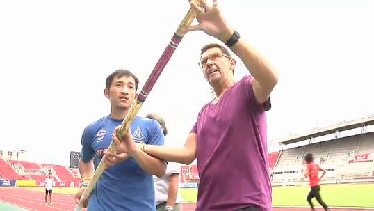 โค้ชสหรัฐฯสอนเทคนิคค้ำถ่อกับนักกรีฑาไทย