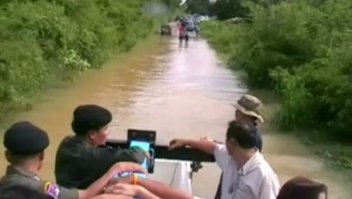 ชาวบ้าน อ.เขาสมิง จ.ตราด เร่งอพยพไปที่สูง หลังระดับน้ำสูงขึ้น