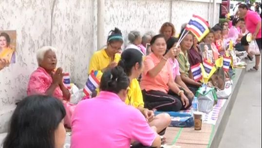 พสกนิกรรอรับเสด็จ"ในหลวง-ราชินี" ที่ รพ.ศิริราช