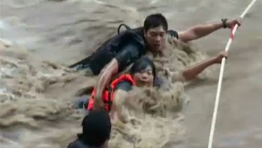 เจ้าหน้าที่กู้ภัยช่วยนักท่องเที่ยวน้ำตก จ.เพชรบูรณ์