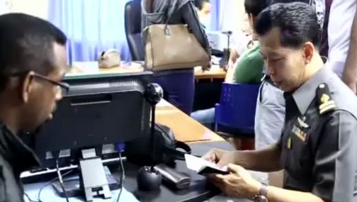 เจ้าหน้าที่ด่านตรวจคนเข้าเมือง ตรวจเข้มหนังสือเดินทาง