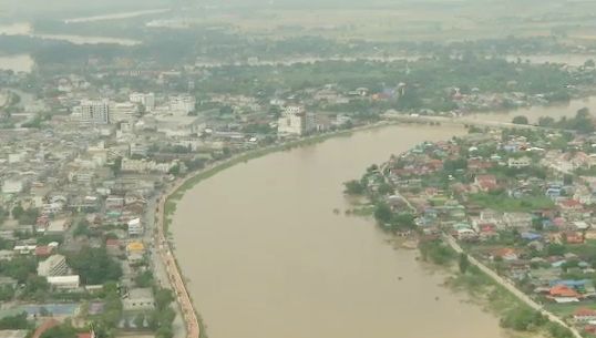 ไทยพีบีเอส บินสำรวจน้ำท่วมภาคกลาง หลายพื้นที่เร่งสร้างพนังกั้นน้ำ