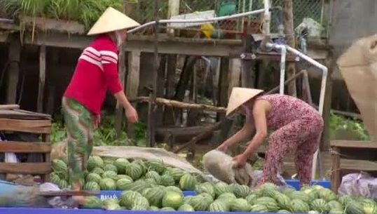 “น๊อนล้า หมวกสารพัด” ชุดแต่งกายสะท้อนวิถีชีวิตสาวเวียดนาม