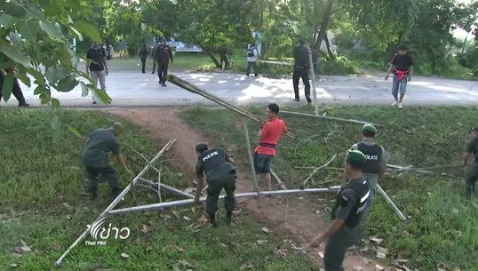 ตำรวจใช้กำลังเปิดถนนแยกควนหนองหงษ์ จ.นครศรีธรรมราช