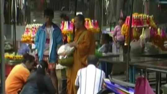 ชาวบ้านจ.อ่างทองร้องพบ"พระสงฆ์"ทำผิดวินัย ขณะบิณฑบาต