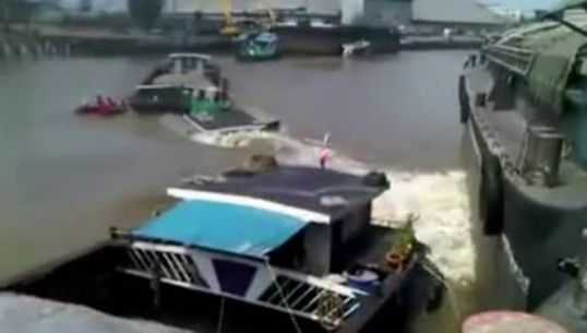 “กรมเจ้าท่า” คาดกู้เรือบรรทุกหินจมแม่น้ำป่าสักได้พรุ่งนี้