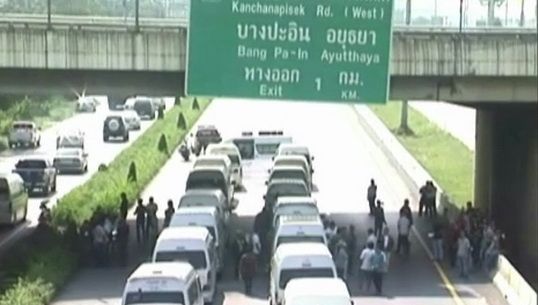 รถตู้ปิดถนนพหลโยธินฝั่งขาเข้า จ.อยุธยา ประท้วงกรณีถูกเรียกรับส่วย-จราจรติดขัด