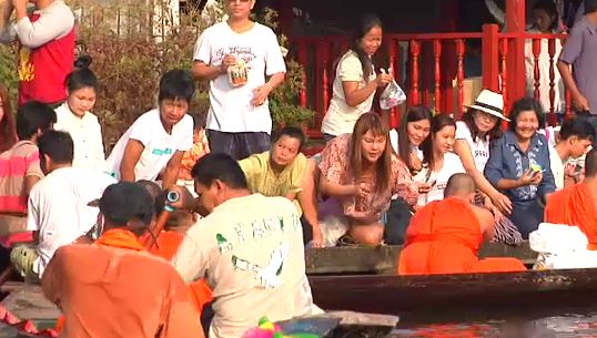 "ตักบาตรพระร้อย" เชื่อมโยงเมืองท่องเที่ยวกับวัฒนธรรมริมน้ำ 