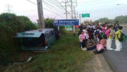 เกิดเหตุรถรับส่งนร.พิษณุโลกตกข้างทาง มีผู้บาดเจ็บ 2 ราย เหตุมีหมอกหนา