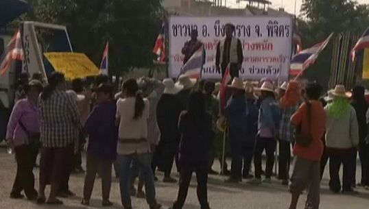ชาวนาพิจิตรประท้วงไม่ได้เงินจำนำข้าว