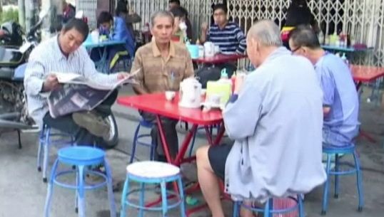 ประชาชนหลายจังหวัดติดตามข่าวการชุมนุม หลังนายกฯประกาศยุบสภาฯ 