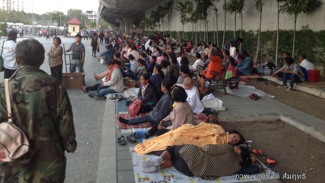 ม็อบเกษตรกร กฟก. 3,000 คน ปักหลักสะพานพระราม 8 กดดันรัฐซื้อคืนหนี้ให้มีที่ดินทำกิน