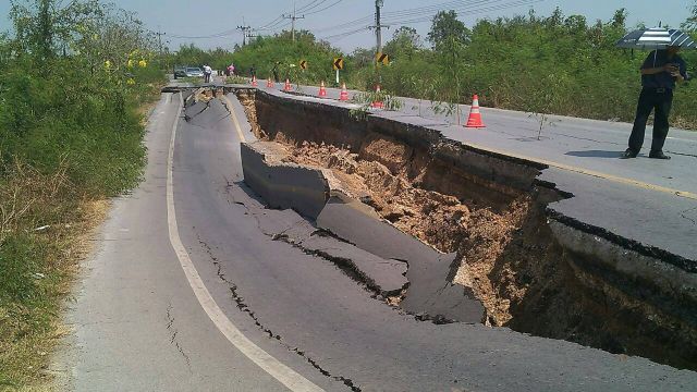 ผู้ว่าฯ ปทุมธานีตรวจสอบถนนเลียบคลอง 13 ทรุดตัวเย็นนี้
