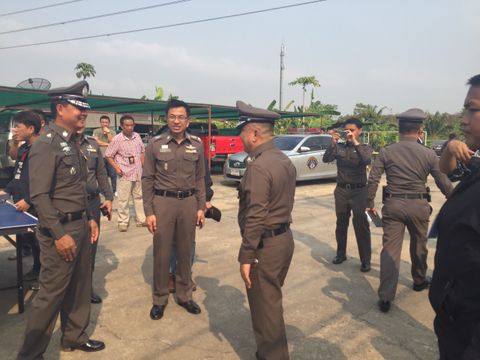 ตำรวจ-ทหารสนธิกำลังตรวจค้นบ้านผู้มีอิทธิพลย่านฝั่งธนบุรี หลังปล่อยเงินกู้นอกระบบ 