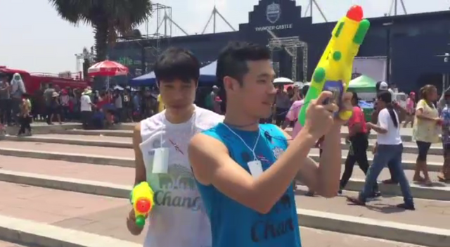 นักเตะบุรีรัมย์ร่วมงานสงกรานต์ ไอโมบาย สเตเดี้ยม
