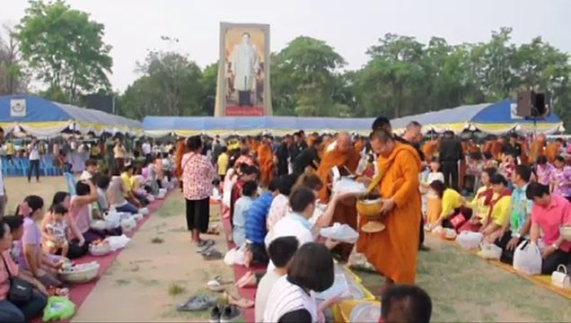 ประชาชนหลายจังหวัดร่วมทำบุญตักบาตรเนื่องในวันปีใหม่ไทย