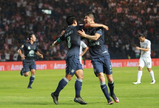 "บุรีรัมย์" ชนะ "ชลบุรี" 3-2 ขึ้นรองจ่าฝูงไทยลีก