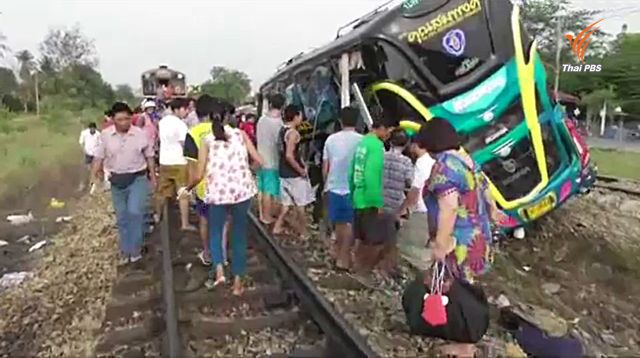 เกิดอุบัติเหตุรถไฟชนกับรถบัส จ.นครปฐม เบื้องต้นเสียชีวิต 3 คน