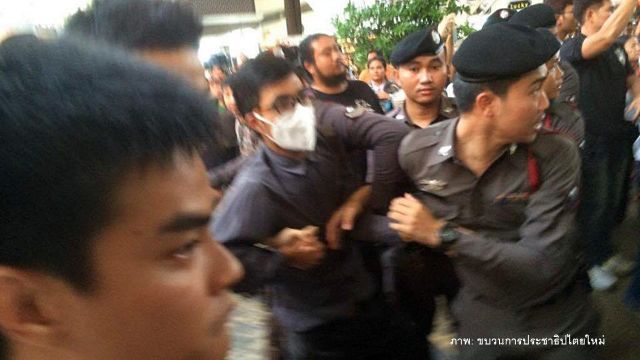 ตร.คุมตัวผู้ร่วมกิจกรรมยืนสงบนิ่งที่อนุสาวรีย์ชัยฯ ประท้วงทหารจับ ปชช. 10 คน