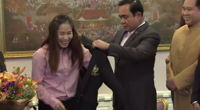 "รัชนก" ดวลแบดมินตัน-รับเสื้อสามารถจากนายกฯ 